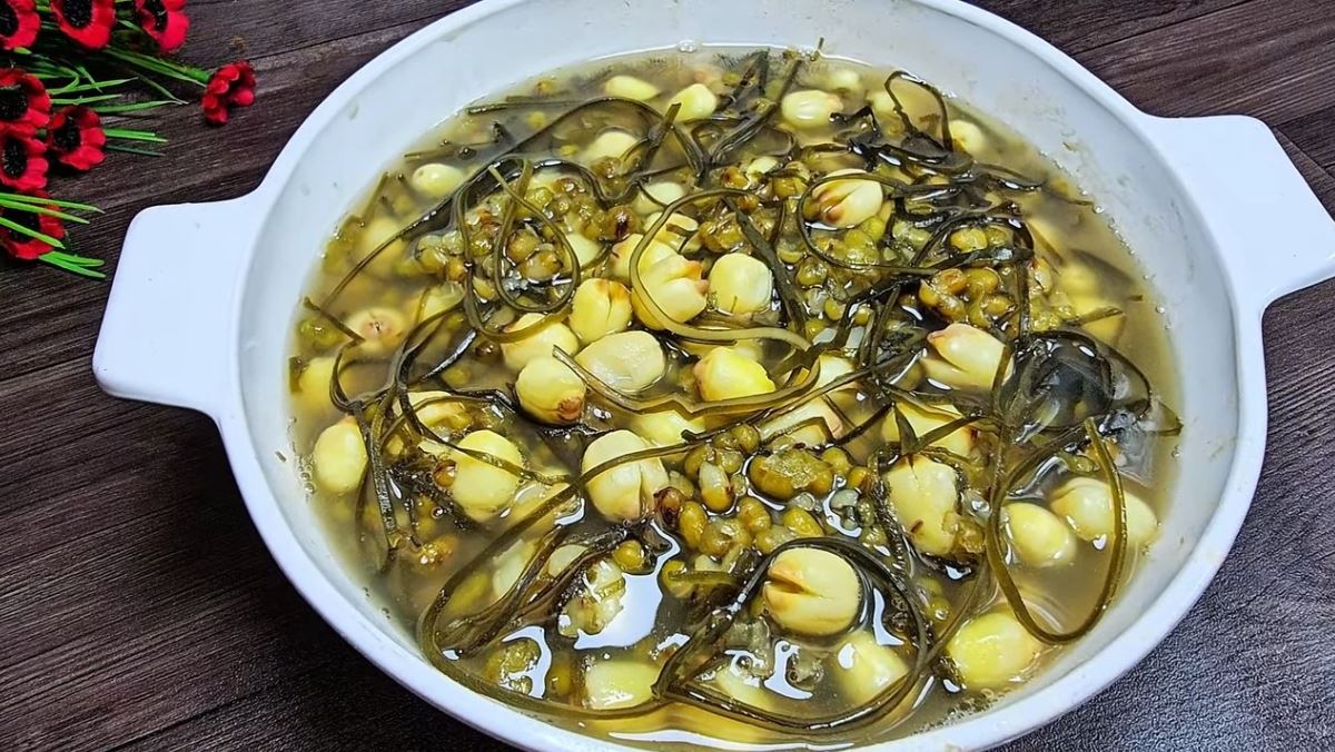 Cách nấu chè hạt sen đậu xanh nguyên vỏ