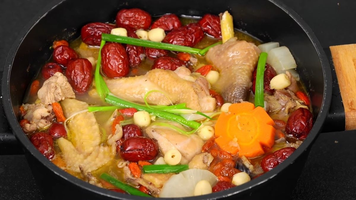 Cách làm canh gà hầm hạt sen táo đỏ kỷ tử