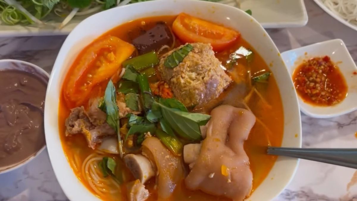 Cách nấu bún riêu giò heo