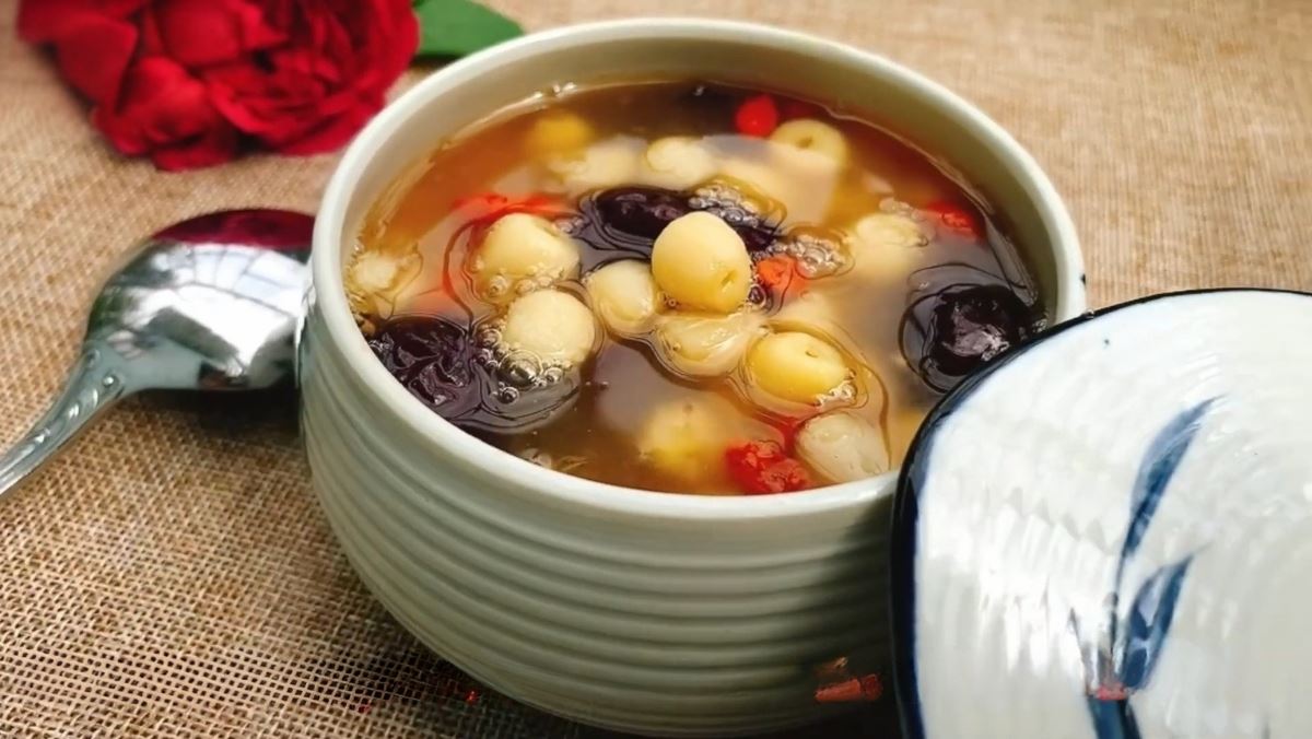 Cách nấu chè hạt sen táo đỏ kỷ tử