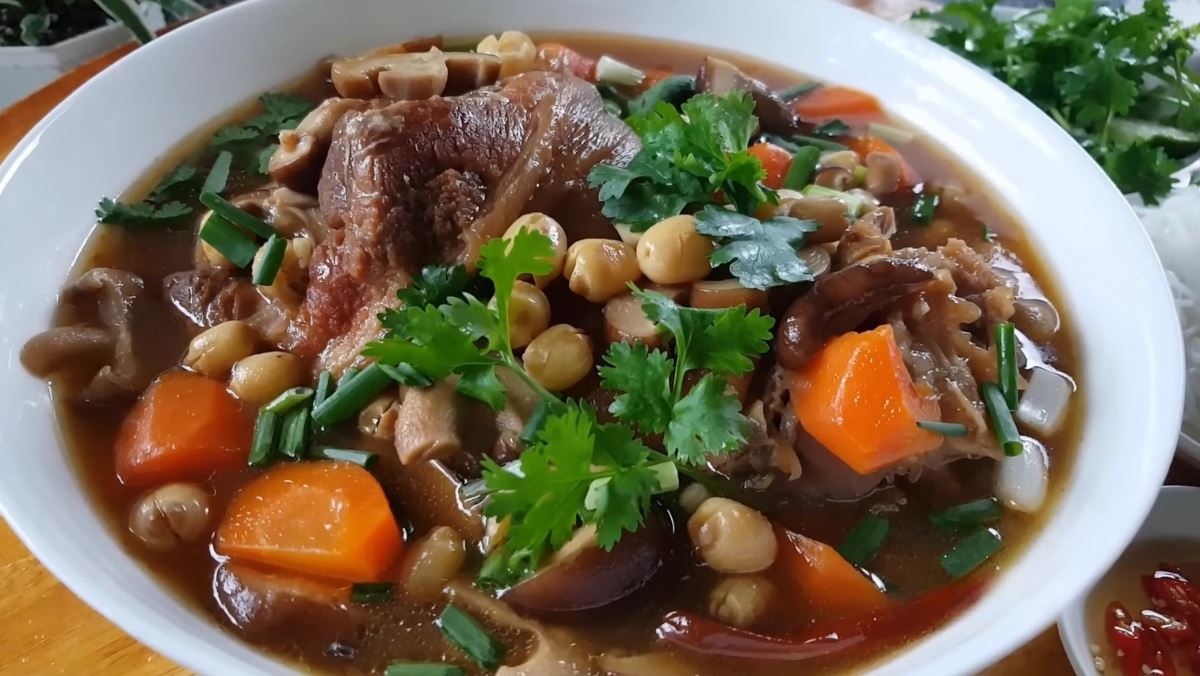 Cách nấu chân giò hầm hạt sen