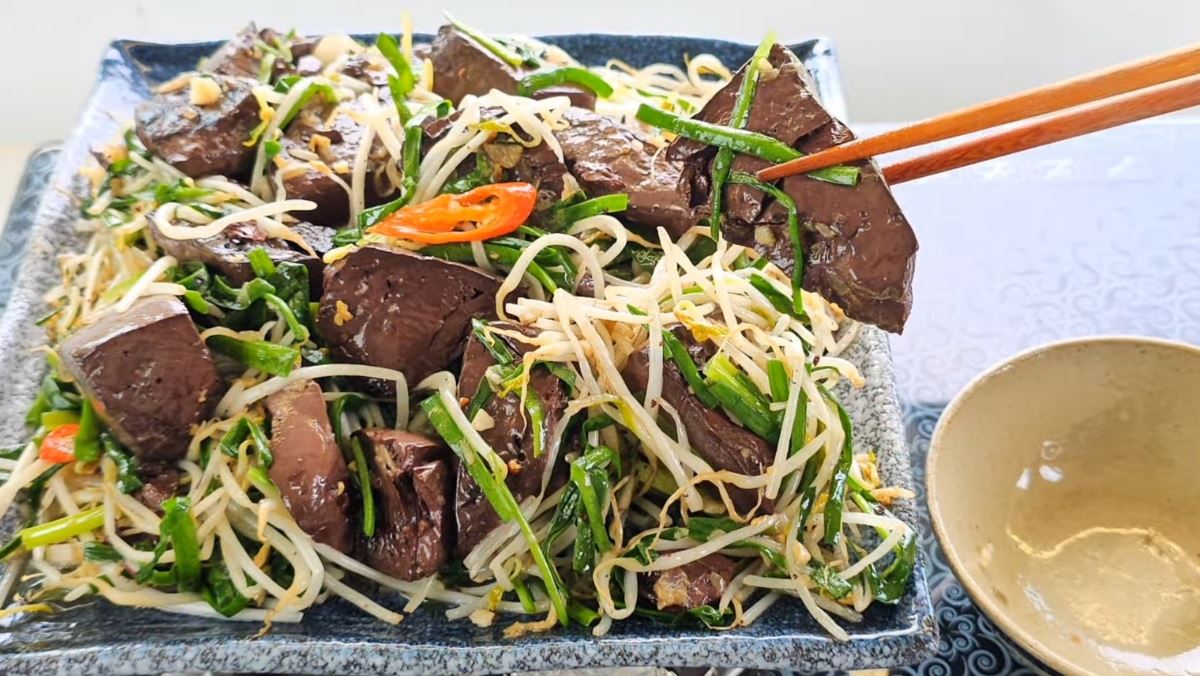 Cách làm món huyết xào giá hẹ