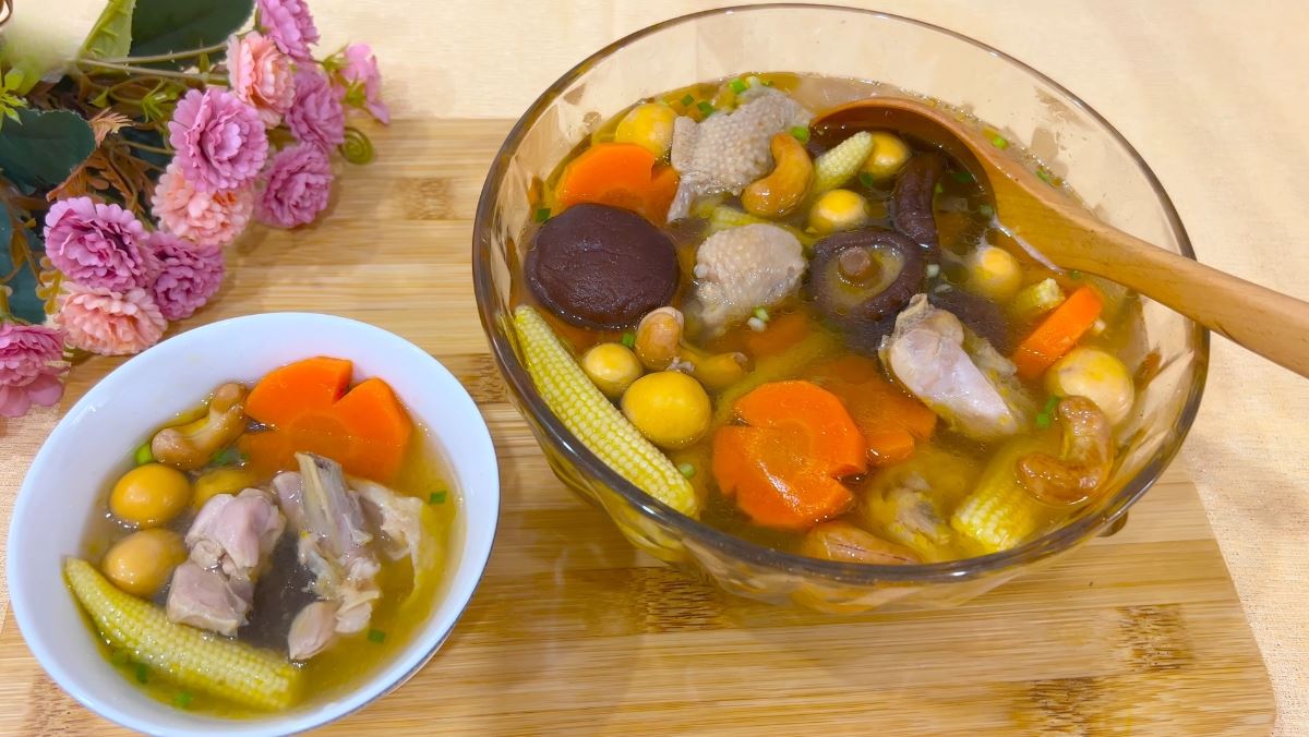 Cách làm gà nấu nấm đông cô bắp non
