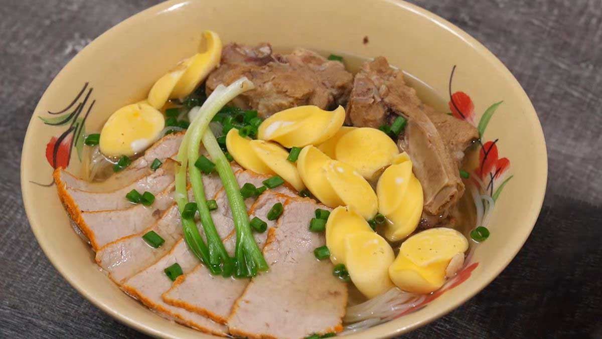 Hủ tiếu trứng cuộn