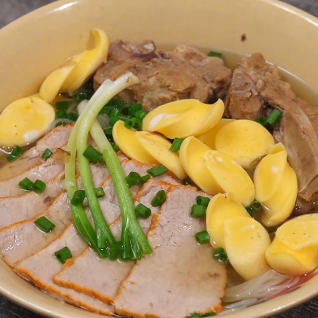 Hủ tiếu trứng cuộn
