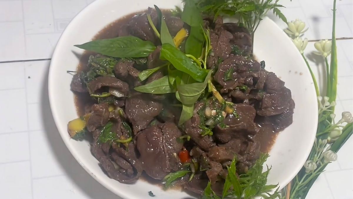 Thịt ngựa xào rau răm