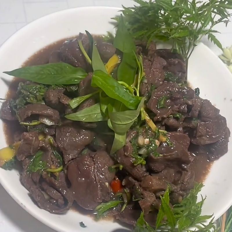 Thịt ngựa xào rau răm
