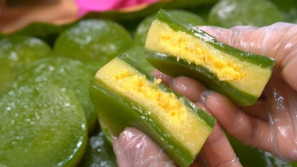 Bánh da lợn lá dứa đậu xanh sầu riêng