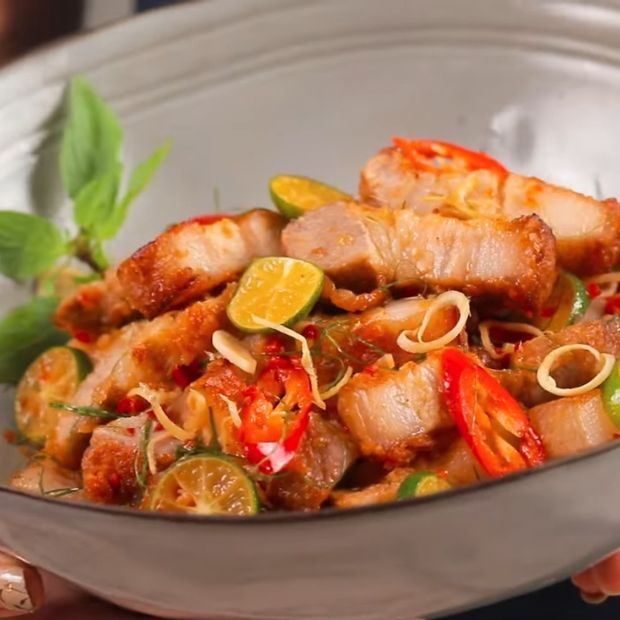 Cách làm ba chỉ sốt tắc giòn rụm chua cay bằng chảo sâu lòng
