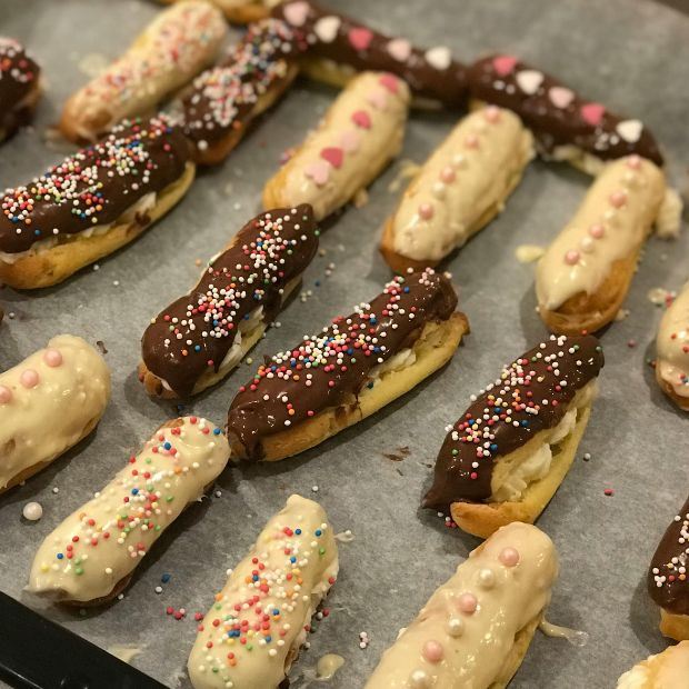 Cách làm bánh Eclair quốc khánh Pháp đặc biệt thơm ngon bằng lò nướng thùng