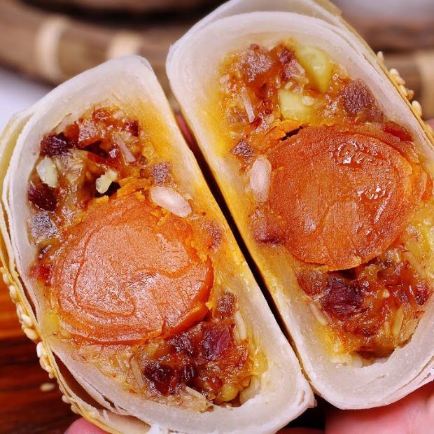 Cách làm bánh pía thịt lạp thơm ngon bằng lò nướng thùng và xửng hấp