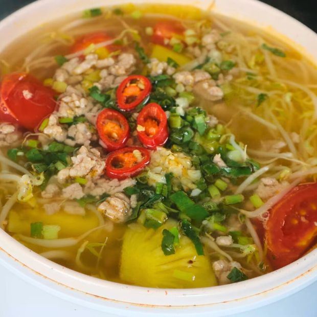 Cách nấu canh chua thịt băm dứa và giá đỗ bằng nồi chống dính