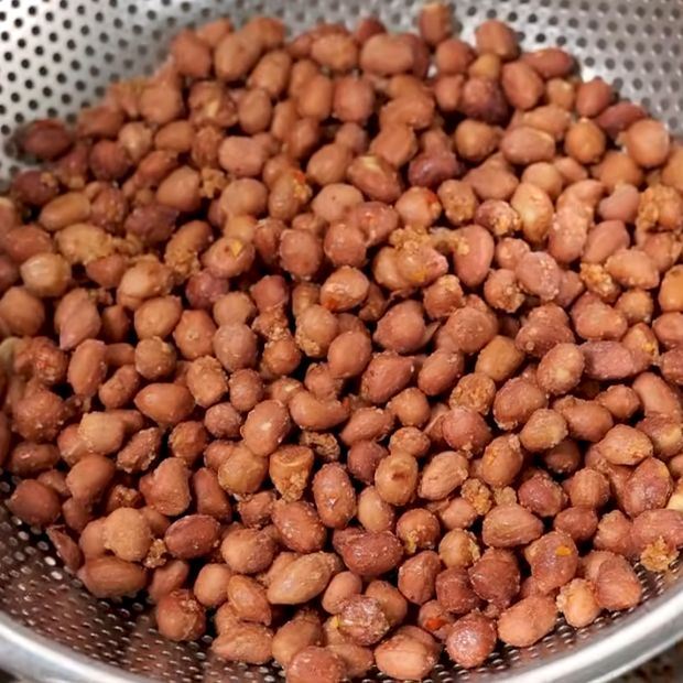 Cách làm lạc rang mặn ngọt giòn lâu, thơm béo chuẩn vị, đơn giản tại nhà