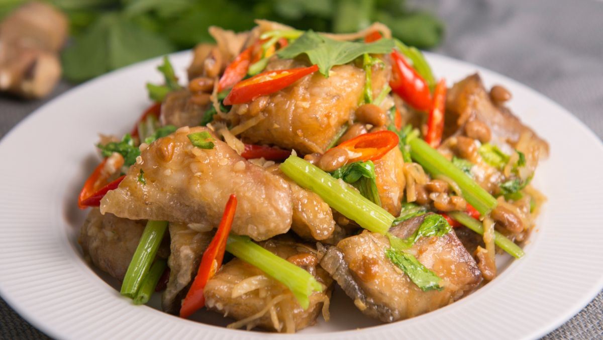 Cá chép giòn xào thập cẩm thành phẩm thơm ngon, giòn sật