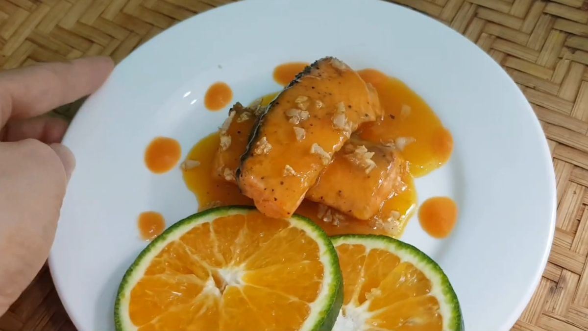 Cá hồi sốt cam cho bé