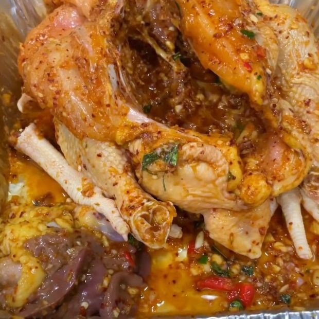 Các loại gia vị ướp gà nướng muối ớt lá chanh vàng ruộm bằng nồi chiên