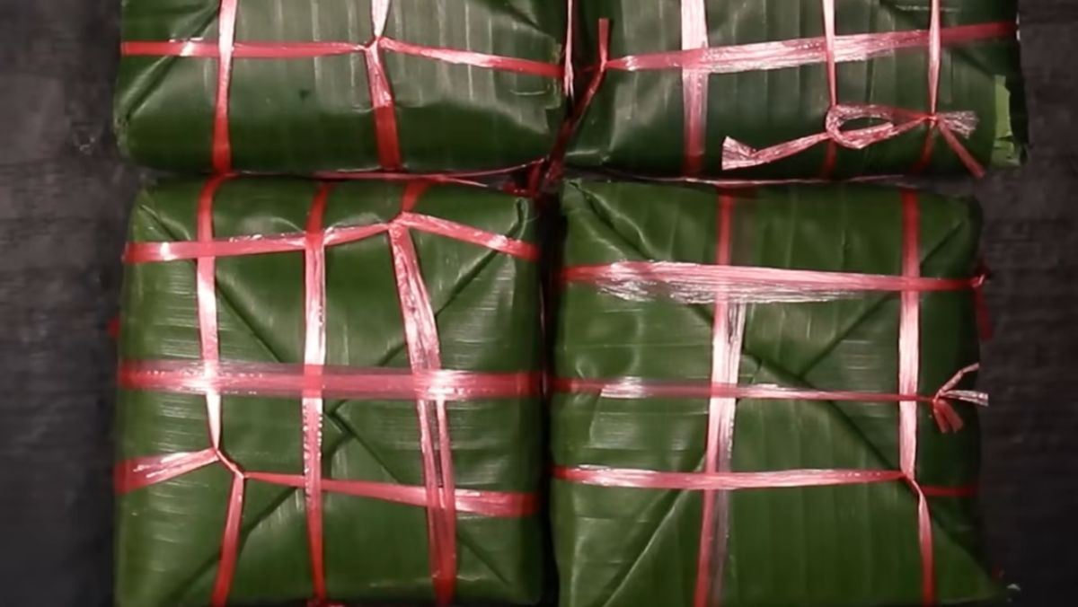 Bánh chưng gói bằng lá chuối