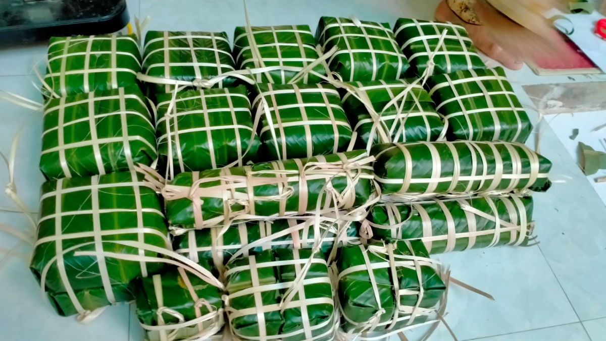 Bánh tét bằng lá dong