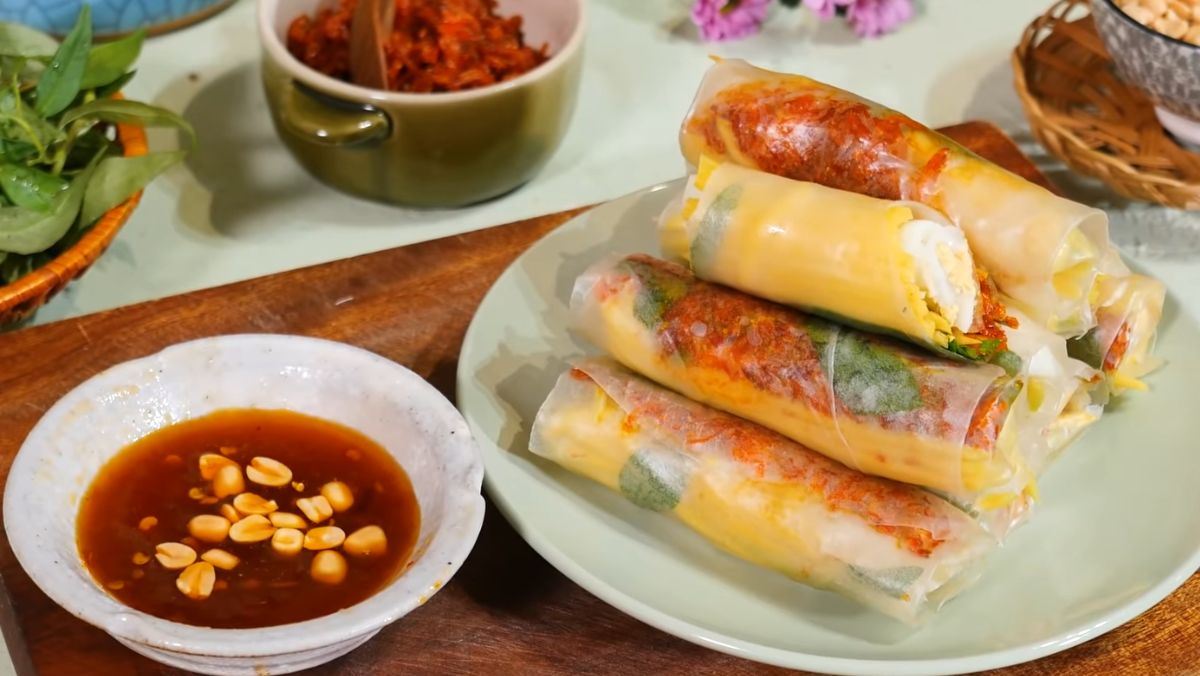 Bánh tráng cuộn sốt me