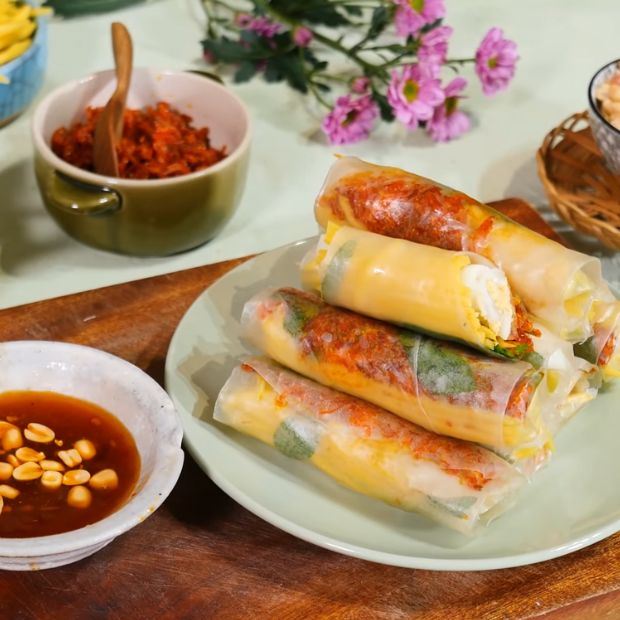Bánh tráng cuộn sốt me