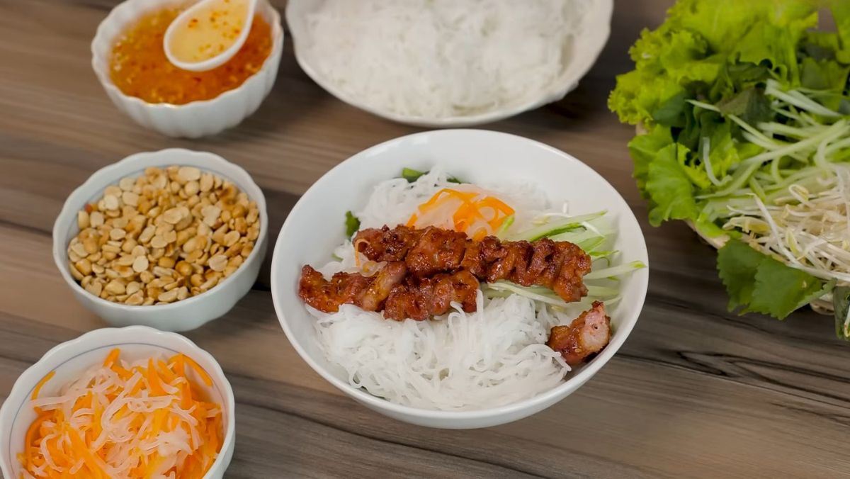 Bún trộn thịt nướng