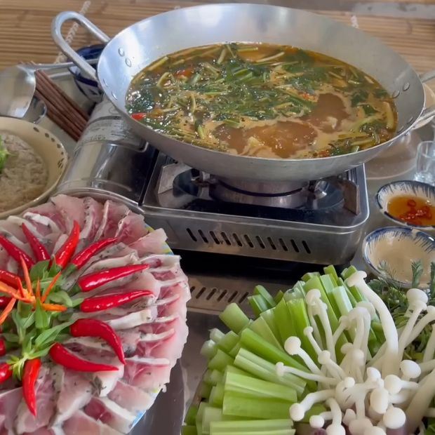 Cách làm cá chép nấu lẩu Thái ngày mưa thơm ngon hấp dẫn với nồi lẩu điện