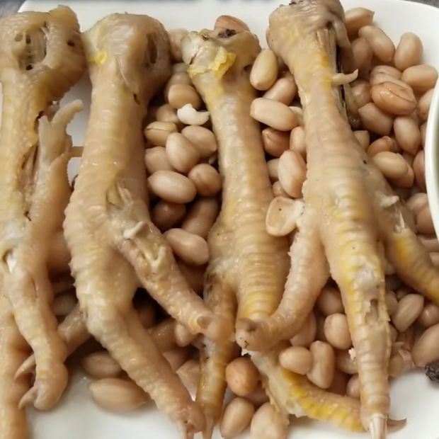 Chân gà hầm đậu phộng