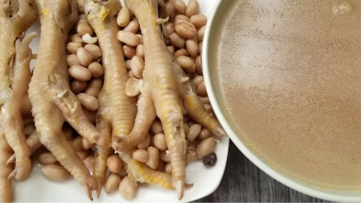 Cách làm chân gà hầm đậu phộng mềm bùi giúp bồi bổ cho xương khớp