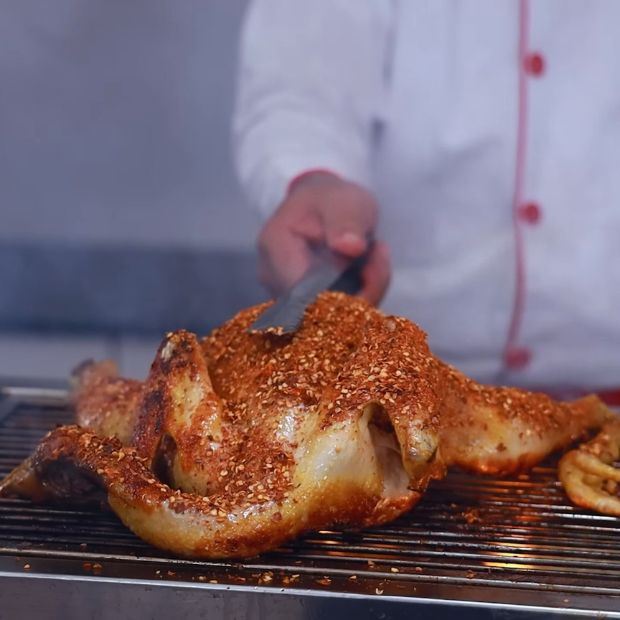 Cách làm gà nướng muối ớt bằng than thơm lừng với chảo chống dính