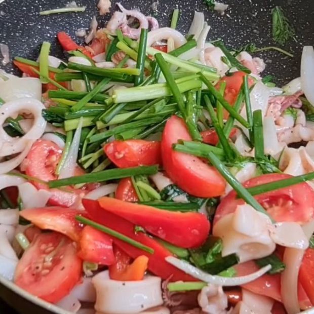 Cách làm món mực xào hành tây cần tây cà chua giòn sần sật ăn bắt cơm