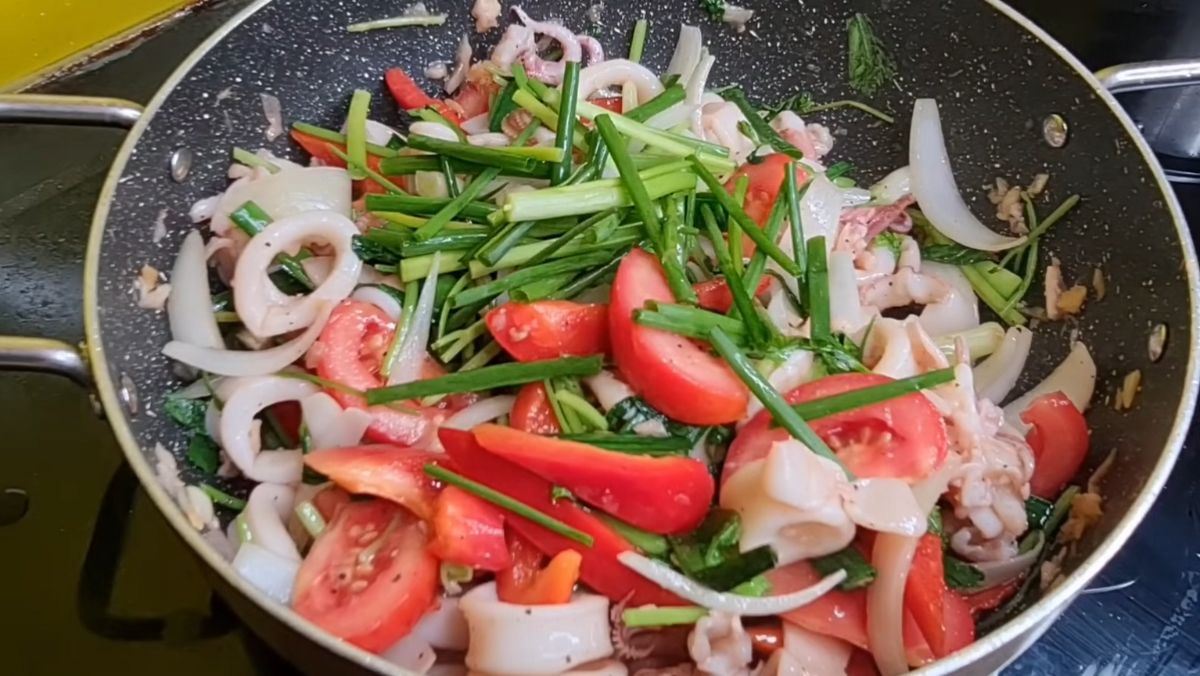 Mực xào hành tây cần tây cà chua