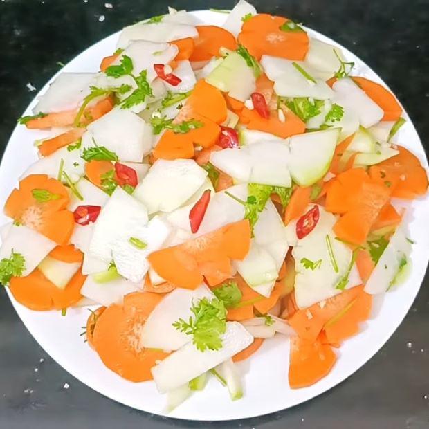 Nộm su hào cà rốt thái miếng