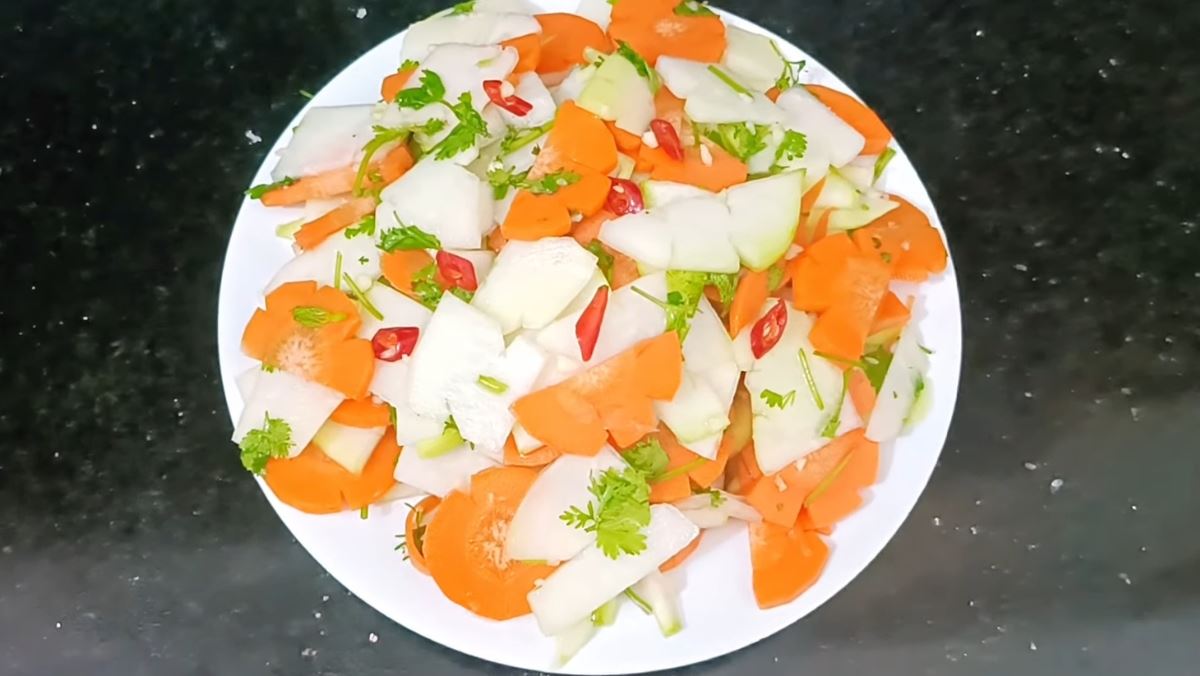 Nộm su hào cà rốt thái miếng