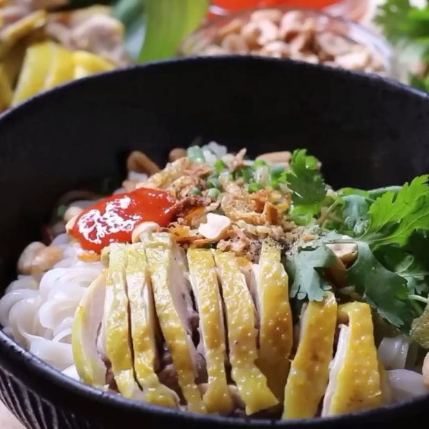 Phở gà trộn xì dầu