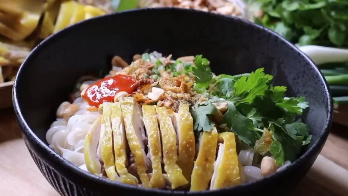 Phở gà trộn xì dầu