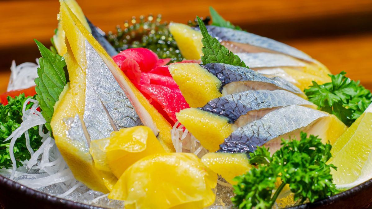 Sashimi cá trích ép trứng