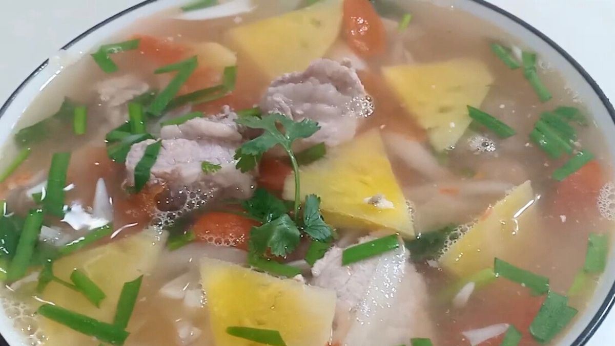 Canh sườn chua với dứa