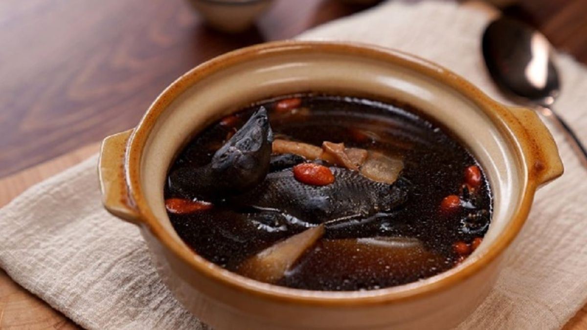 Gà ác hầm đậu đen