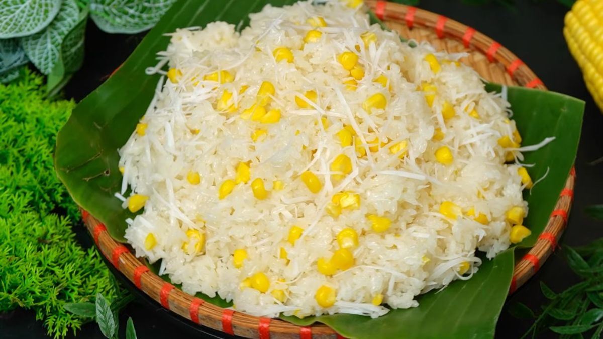 Xôi ngô ngọt nước cốt dừa bằng xửng hấp