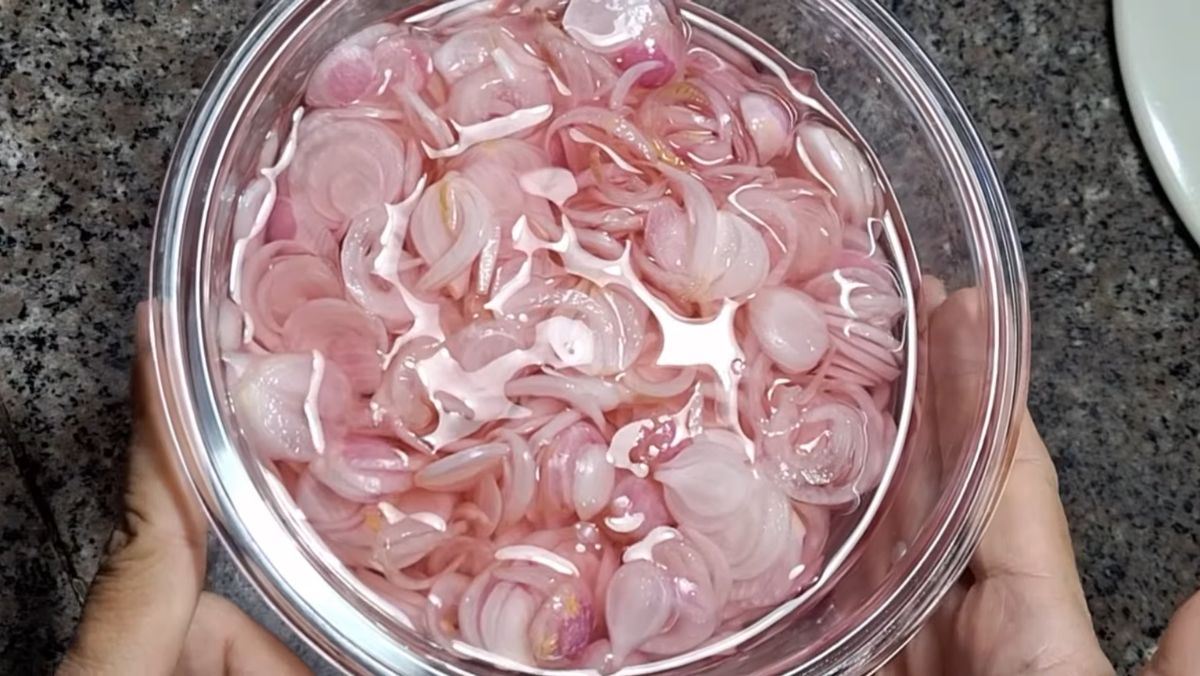 Hành tím thái lát ngâm ăn liền