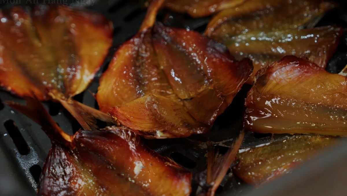 Nướng cá chỉ vàng bằng nồi chiên không dầu