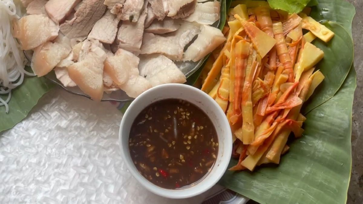 Mắm ruốc chấm thịt luộc