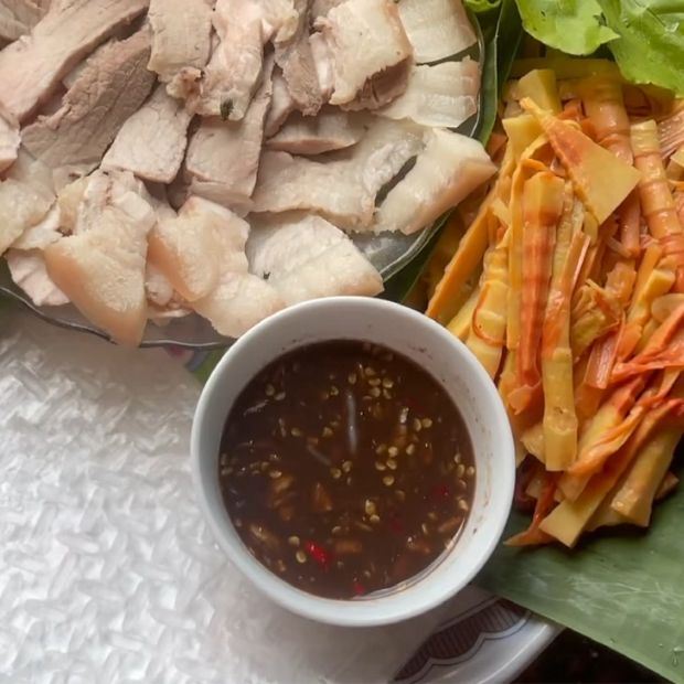 Mắm ruốc chấm thịt luộc