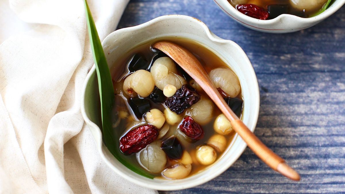 Chè hạt sen long nhãn táo đỏ