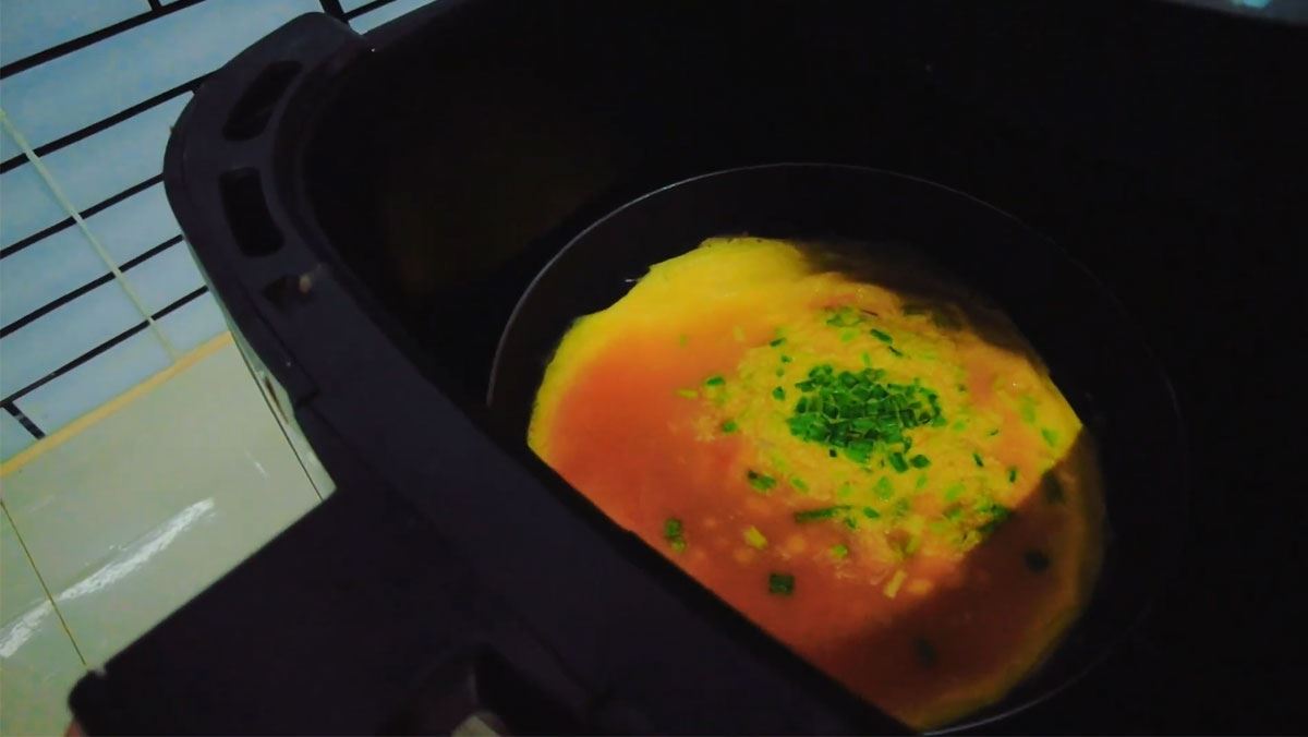 chiên trứng bằng nồi chiên không dầu