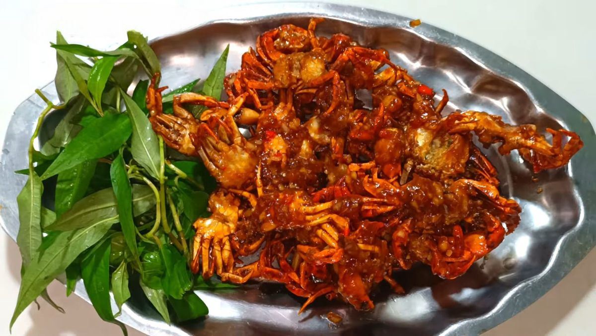 Cua đồng rang me