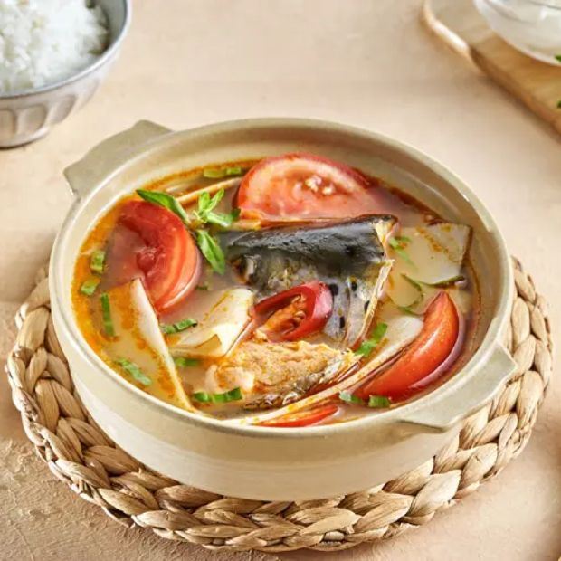 Cách làm canh đầu cá hồi nấu dứa thanh mát bắt cơm bằng nồi inox