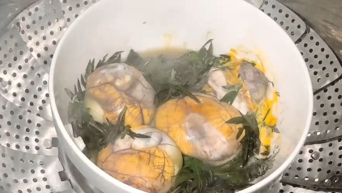 Trứng vịt lộn ngải cứu hấp cách thủy