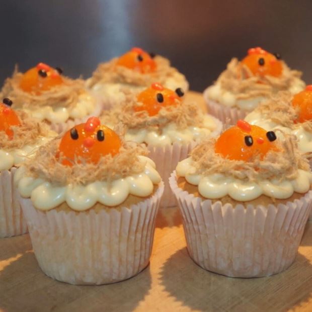 Cách làm bánh cupcake bông lan trứng muối hình con gà cute với lò nướng