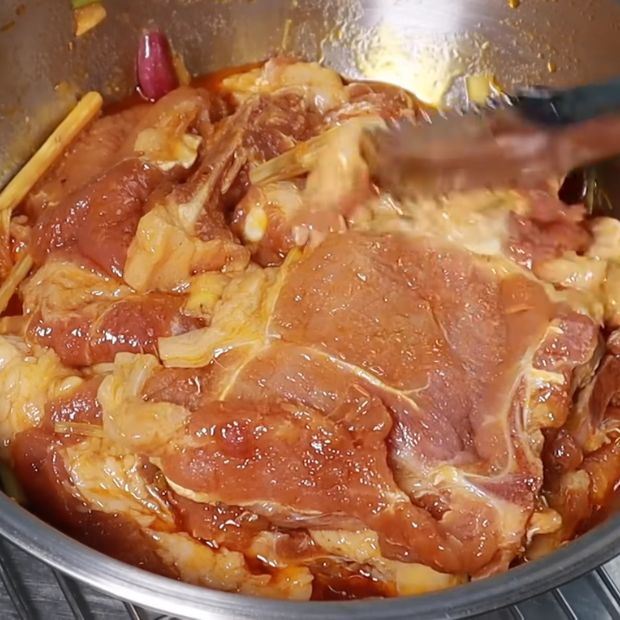 Cách ướp thịt nướng cơm tấm mềm mọng nước thơm lừng chuẩn vị